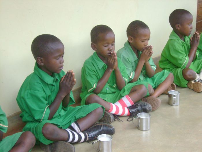 Kinder beim Tischgebet